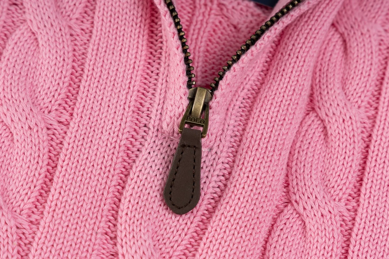 P236 #R92 RALPH LAUREN Ralph Lauren fifteen colors classic small label embroidery logo turtleneck pullover half-zip knitted cable sweater with high-density LOGO embroidery on the chest and original customized tag accessories. Made of pure cotton yarn, pure cotton is skin-friendly and comfortable, small label war horse embroidered twist turtleneck sweater 🐎 high quality, follow the blogger to learn how to wear it! Let’s buy a Ralph Lauren cable sweater. It’s a super hard-to-find series after it became popular. It’s hard to find one on the official website. It’s simple and practical to wear, with a lazy and loose feel. The thickened fabric has more texture, feels soft and delicate, and has a loose fit. Whether worn alone or layered, you can wear different styles of fashion with just one piece!   Size：XS S M L